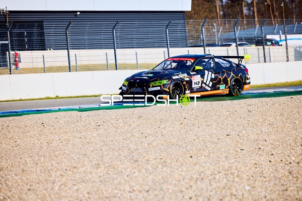 Rennauto von Dynotech auf der Strecke