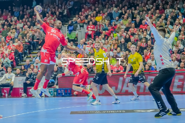 Samuel Rothlisberger (17; TVB 1898 Stuttgart) und Kasper Thorsen Lien (7; TVB 1898 Stuttgart) in Aktion