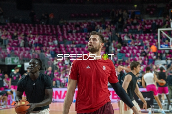 Szene mit Leon Kratzer (8; FC Bayern Basketball) und Malik Idbihi (32; Telekom Baskets Bonn)