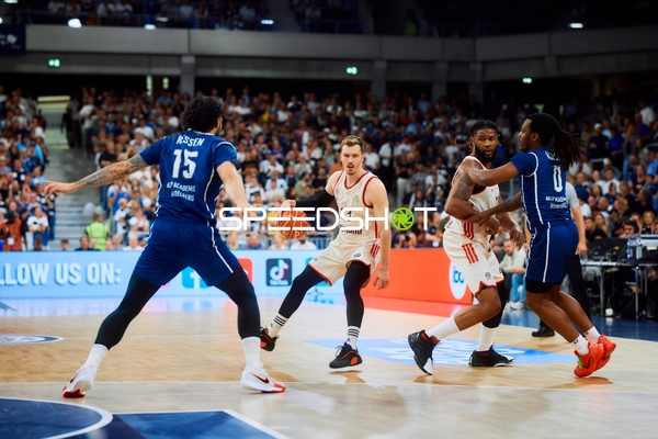 Drei Spieler im Zweikampf