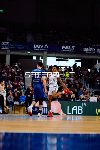 Spieler von MLP Academics Heidelberg und Brose Bamberg stehen sich gegenüber