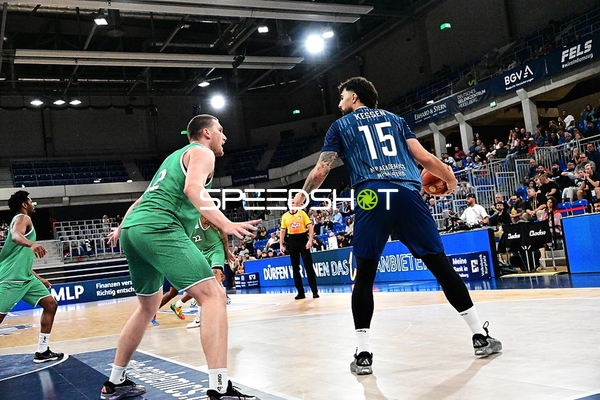 Marcel Keßen (15; MLP) dribbelt, Dexter Akanno (2; Gladiators Trier) verteidigt