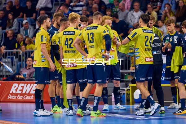 Teambesprechung der Rhein Neckar Löwen während des Spiels