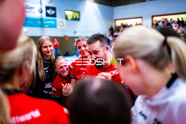 Spielerinnen und Trainer im Gespräch