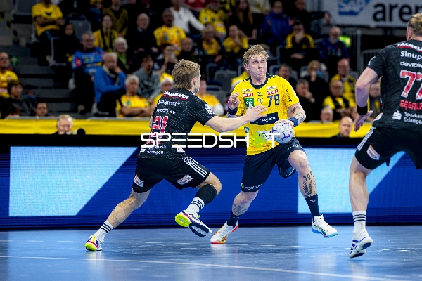 Edwin Aspenbäck (78; Rhein Neckar Löwen) mit Ball gegen Christopher Bissel (21; HC Erlangen) und 72; HC Erlangen