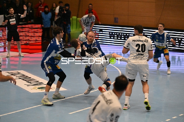 Handball-Szene mit Lukas Laube (20; THW Kiel) und Peter Walz (14; ThSV Eisenach)