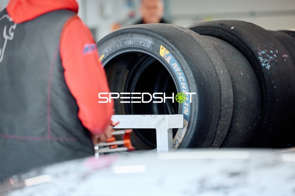 Reifenwechsel-Vorbereitungen beim Rennen