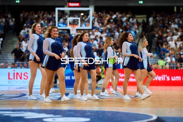 Cheerleader tanzen auf Court