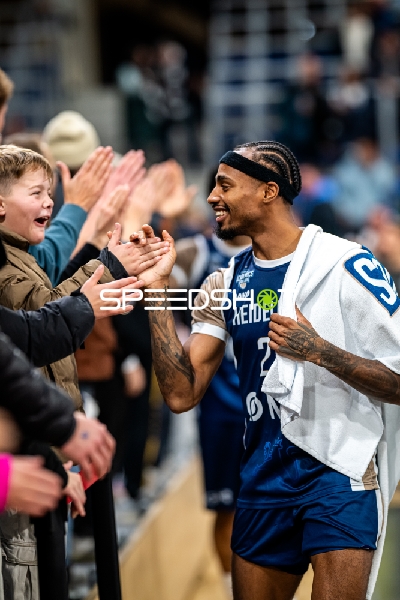 Michael Weathers (20; MLP Academics Heidelberg) am Spielfeldrand