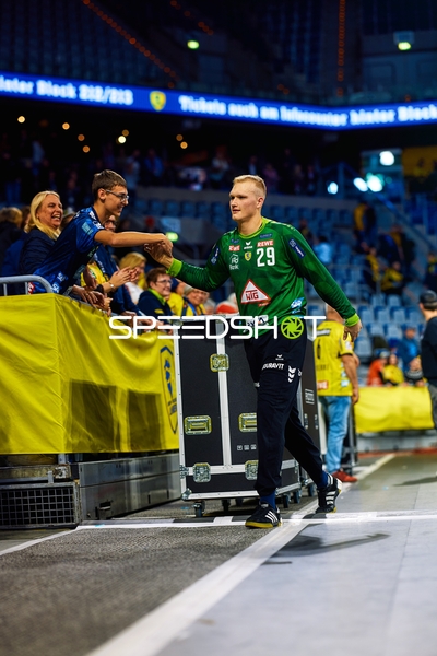 Spieler begrüßt Fans