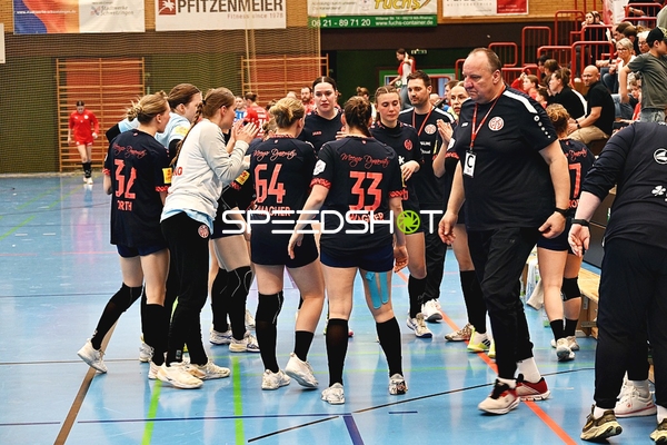 Team Mainz 05 in Besprechung während der 2. Halbzeit