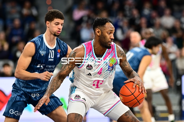 Spielaktion mit Samuell Williamson (10; MLP Academics Heidelberg) und Jeff Garrett Jr. (4; Telekom Baskets Bonn)