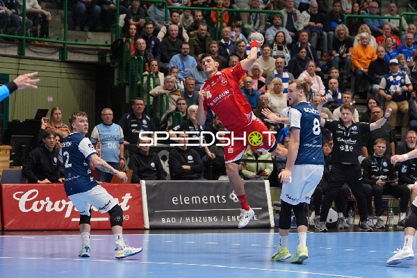 Szene mit Nikolaj Enderleit (4; MT Melsungen) und Nico Schöttle (8; Bergischer HC)