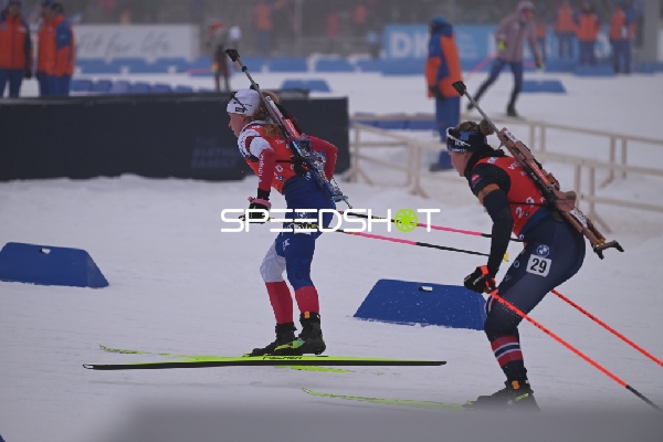 DAVIDOVA Marketa DAVIDOVA (30; Biathlon Frauen) und OEYGARD Marit OEYGARD (29; Biathlon Frauen) sprinten