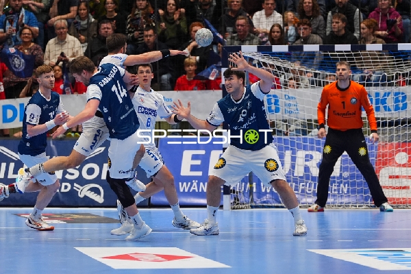 Christopher Rudeck (1; Bergischer HC) und Frederik Simak (8; TBV Lemgo) in Aktion