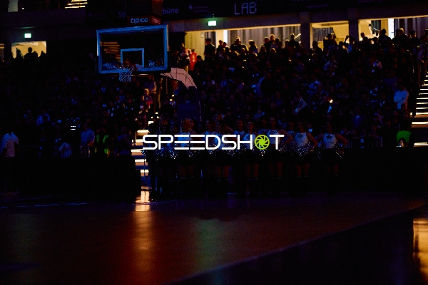 Publikum im dunklen Stadion