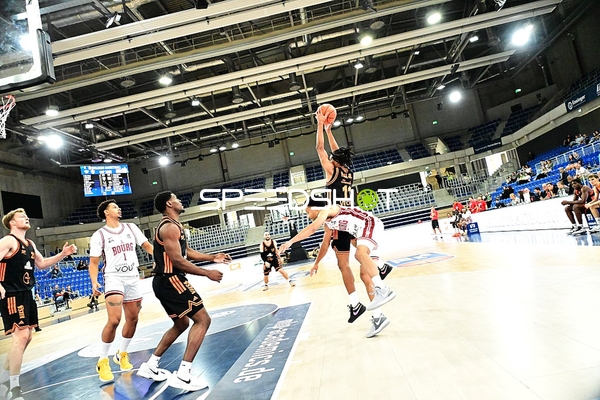 Alonzo Verge (11; Rasta Vechta) wirft, Tre Mitchell (3; JL Bourg Basket) verteidigt