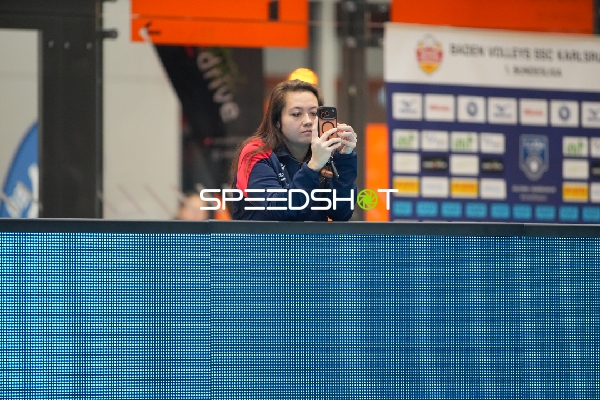 Person filmt am Spielfeldrand