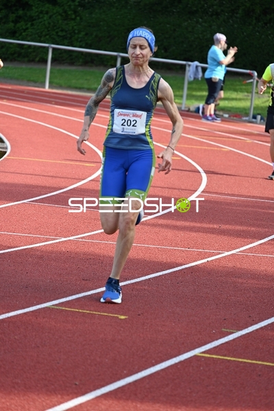 Läuferin mit Startnummer 202 auf der Bahn