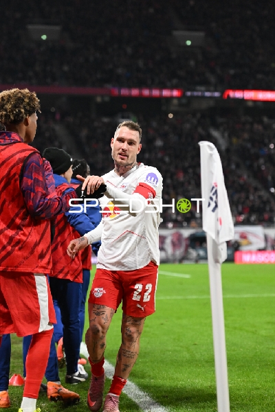 Spieler begrüßt Teamkollegen