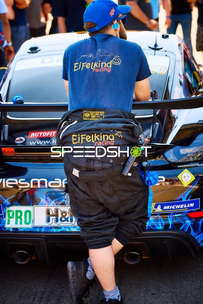 asBest Racing lehnt am Auto