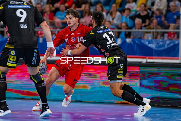 Fynn Nicolaus (14; SG BBM Bietigheim) wird verteidigt