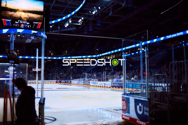 Leere Eisfläche während der Pause