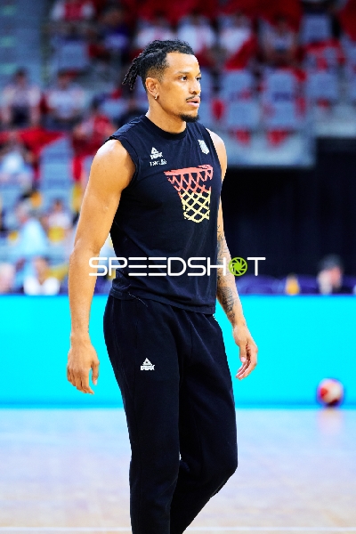 Isaac Bonga (0; Deutschland) beim Aufwärmen