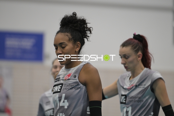 Volleyball-Situation mit Alianza Darley (14; Schwarz-Weiß Erfurt) und Isabel Kovacic (11; Schwarz-Weiß Erfurt)