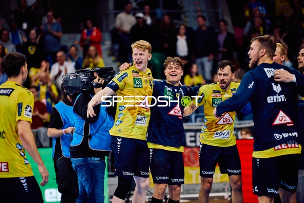 Jubelnde Spieler von Rhein Neckar Löwen nach einem erfolgreichen Spiel.