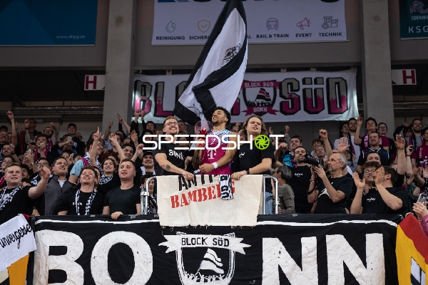 Fan-Szene mit Alijah Comithier (2; Telekom Baskets Bonn)