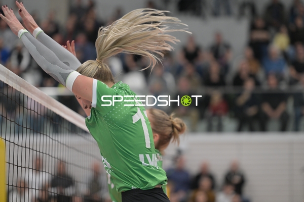 Alina Zellin (1; Schwarz-Weiß Erfurt) blockt am Netz