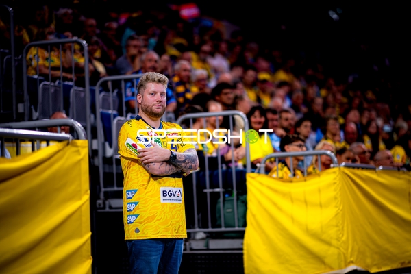 Mathias Larson (4; Rhein Neckar Löwen) an der Seitenlinie