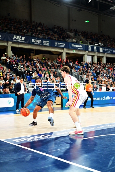 Spielszene mit Marcus Weathers (0; MLP Academics Heidelberg) und Davion Mintz (10; Würzburg Baskets)