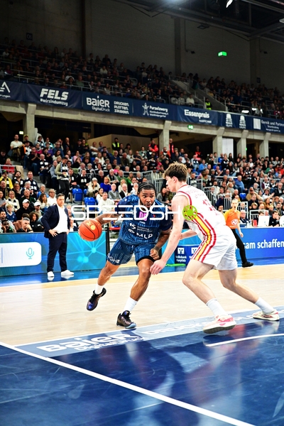 Dribbling von DJ Horne (0; MLP Academics Heidelberg) gegen Marko Petric (13; Würzburg Baskets)