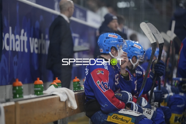 Spieler von EHC Kloten auf der Bank