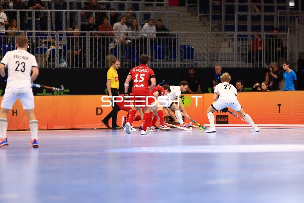 Kampf um den Ball im SNP Dome