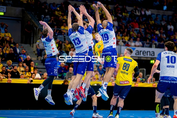 Wurfversuch Jannik Kohlbacher (80;Rhein Neckar Löwen) gegen Block Maxim Orlov (22;1. VfL Potsdam), Joshua Thiele (13;1. VfL Potsdam), Elias Kofler (10;1. VfL Potsdam)