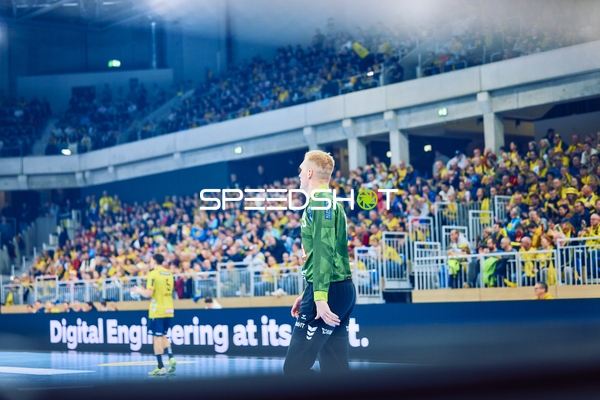 Ein Spieler der Rhein Neckar Löwen beobachtet das Spielfeld.