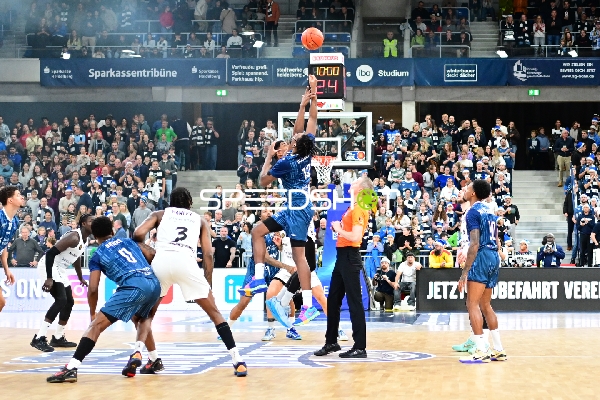 Spielbeginn mit Sprungball