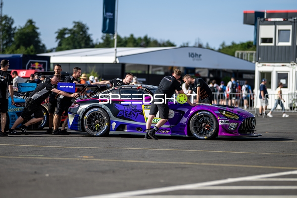 Fahrzeug in der Boxengasse