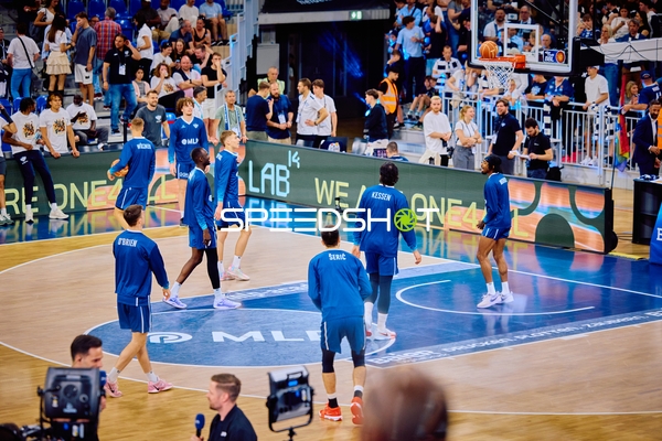 Aufwärmen Dominic Vengert (8;MLP Academics Heidelberg), Evan Rietsch (7;MLP Academics Heidelberg), Matthias Lautenschläger (826;MLP Academics Heidelberg)