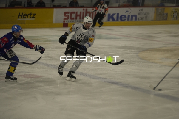 Patrik Nemeth (12; Fribourg-Gotteron) mit Puck gegen Dario Meyer (88; EHC Kloten)