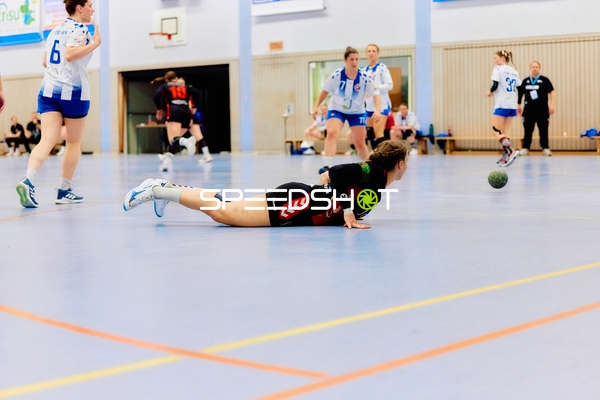 Spielerin von SG Heidelsheim/Helmsheim versucht, den Ball zu erreichen, während sie auf dem Boden liegt.