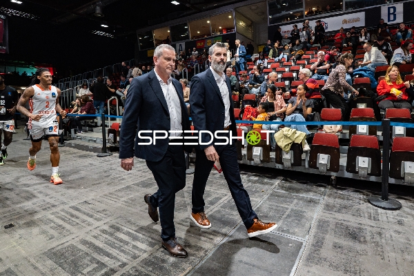 Nike Sibande (2; NINERS Chemnitz) am Spielfeldrand