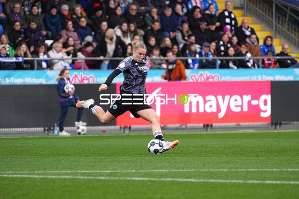 Schuss von Lea Paulick (18; Eintracht Frankfurt)