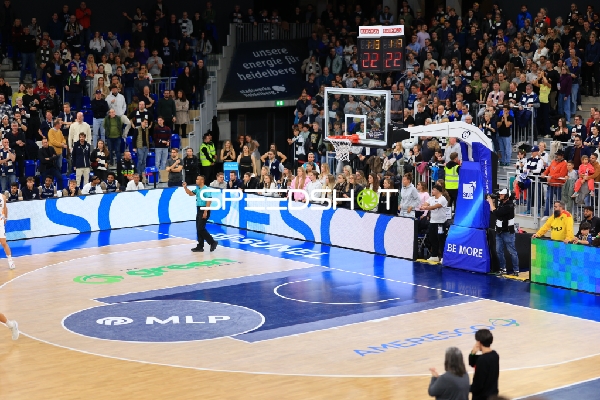 Schiedsrichter signalisiert im Spiel