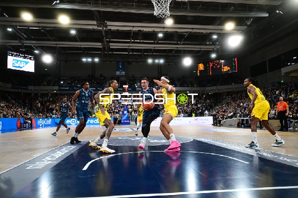 Spielaktion mit Ryan Mikesell (33; MLP Academics Heidelberg) und Michale Kyser (12; EWE Baskets Oldenburg)