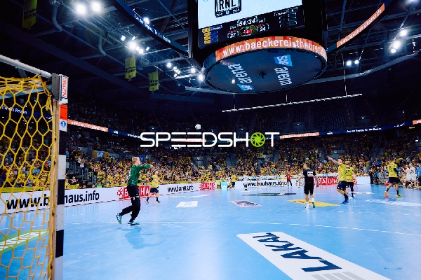 Ein Torwart der Rhein Neckar Löwen versucht, den Ball zu halten.