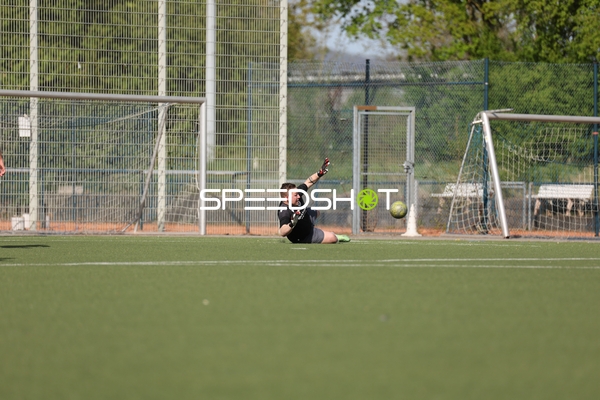 Torwart im Fokus beim Abwehrversuch